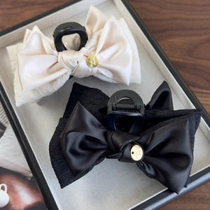 Elegante fermaglio per capelli a doppio fiocco in raso con logo dorato crema e nero