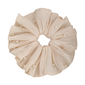Chouchou élégant en satin plissé crème surdimensionné orné de perles blanches