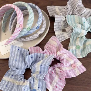 Bandeau Sucré en Tissu à Rayures Multicolores Épissage en Dentelle Chouchou Tricoté avec Décoration de Boutons pour Femmes