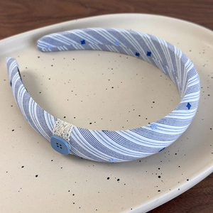 Vue détaillée du serre-tête en tissu à rayures bleues avec dentelle et broderie d'étoiles