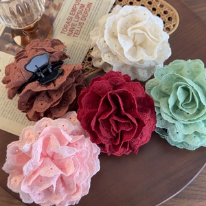 5-piece set of elegant lace 3D rose flower hair claws in various colors on wooden tray