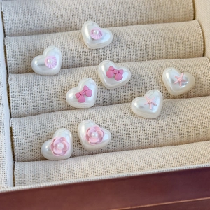 Französische Herz-Perlenohrringe mit rosa Schleife und Blumen-Details in einer Box