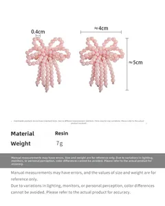 Vue détaillée de nœuds de chaussures faits main en perles roses avec des accents de résine