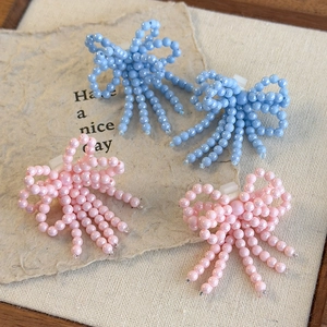 Accessoires de chaussures avec nœuds en perles faits main et glands en rose et bleu