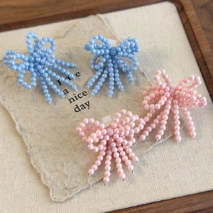 Clips de chaussures faits main en perles roses et bleues avec pompons élégants