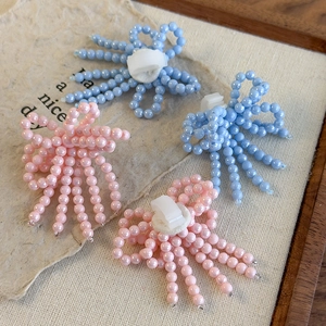 Bijoux de chaussures en perles roses et bleues avec nœud et pampilles