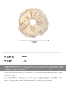 Vista dettagliata del grande elastico in pizzo beige da 15 cm con trama ricamata