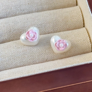 Nahaufnahme herzförmiger Perlenohrstecker mit rosa Kamelienblüten und kleinen Perlen