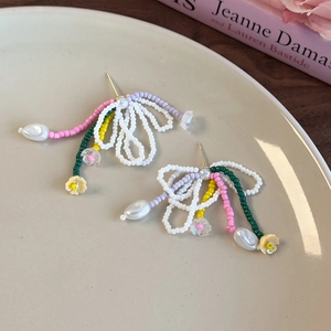 Boucles d'oreilles faites main avec perles colorées, glands noeuds et breloques