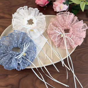 Set di tre elastici per capelli in pizzo a pois con nastri lunghi e ciondoli a cuore