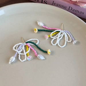 Boucles d'oreilles nœuds faites à la main avec perles pastel et pompons colorés