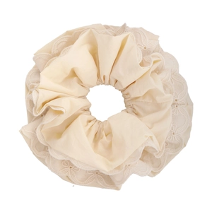Elegante elastico per capelli in pizzo crema con strati di tessuto e dettagli volant