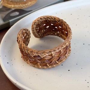 Vue détaillée du bracelet jonc en rotin tressé montrant la texture des fibres naturelles