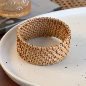 Vue détaillée de la texture tressée à la main d'un large bracelet style bohème