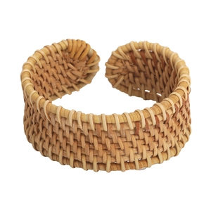 Bracelet manchette ethnique tressé en rotin naturel avec motifs de fibres brunes