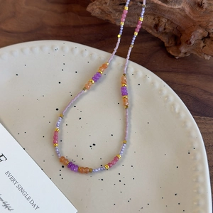 Collier fait main en perles colorées avec cristaux violets et perles d'espacement dorées