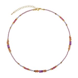Collier bohème fait main avec perles en résine violettes et orange sur fond blanc