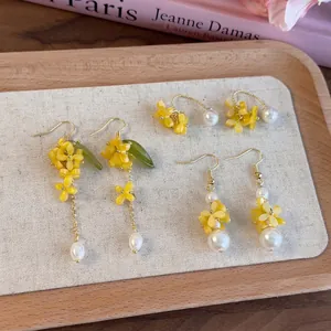 Orecchini a Goccia con Fiori in Resina Gialla e Künstliche Perle Stile Francese Romantico Osmanthus Nappa Lunga Gioielli per Donna