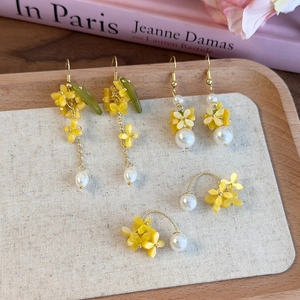 Set di orecchini a fiore di osmanto con petali gialli, perle e nappe lunghe dorate