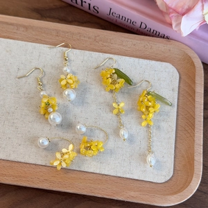 Elegante set di orecchini a fiore giallo e anello con perle e nappe per donna