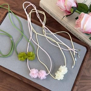 Collier ras de cou floral avec pendentifs camélia en mousseline tons vert, rose et beige