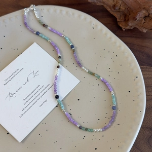 Collier de perles colorées avec cristaux violets et bleus, perles et fermoir mousqueton argenté