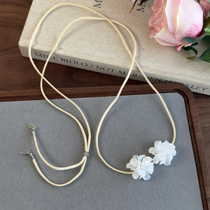 Détail du collier choker camélia blanc ajustable avec cordon velours et perle métal