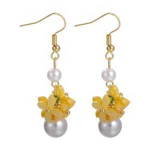 Orecchini a goccia con fiori dorati, osmanto giallo e nappine di perle bianche