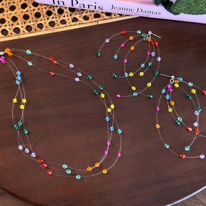 Set collana e orecchini multistrato con perline colorate dai toni vivaci di caramella