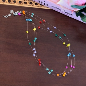 Collana a strati arcobaleno con perline colorate traslucide e chiusura in argento