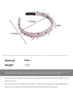 Détail d'un serre-tête en tissu à carreaux rose avec petits nœuds et étiquette faite main