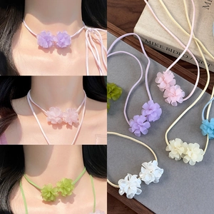 Collier Choker Camélia Style Forêt Pendentif Floral en Résine Cordon Suède Ajustable pour Femmes Filles Bijoux Doux