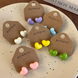 Σετ σκουλαρίκια καρδιά σε χρώματα macaron πάνω σε κεραμική βάση παρουσίασης