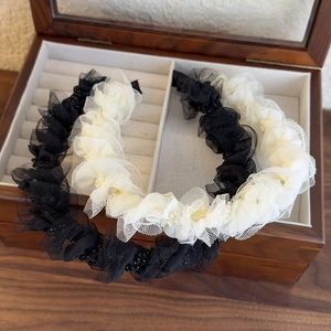 Elegante cerchietto in pizzo a rete con perle nei colori nero e beige crema