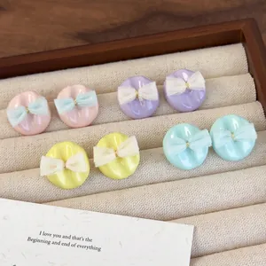 Pastellfarbene Schleifen-Ohrstecker mit Spitze und Emaille in vier Farben