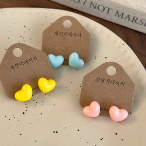 Σετ τριών ζευγαριών σκουλαρίκια καρδιά macaron σε κίτρινο, μπλε και ροζ χρώμα σε κάρτα