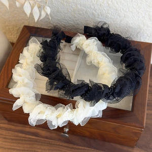 Eleganti cerchietti in rete a pieghe nero e crema con delicati dettagli di perle