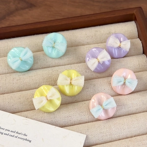 Macaron-farbene runde Ohrstecker mit zarten Mesh-Schleifen in einer Schmuck-Displaybox
