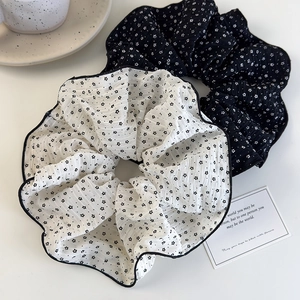 Set di due elastici scrunchie in seersucker bianco e nero con stelle e bordi a contrasto