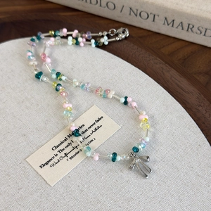 Collier de perles géométriques colorées avec pendentif nœud argenté poli style rétro