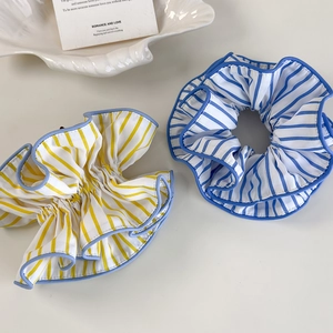 Gestreiftes Haargummi-Set in Gelb und Blau mit elegantem Kontrastrand und Faltenstruktur