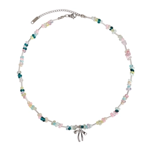 Collier de perles en résine colorées avec pendentif nœud argenté sur fond blanc épuré