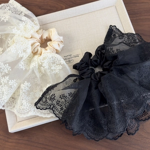 Ensemble d'élégants chouchous français en dentelle et soie de couleurs noir et crème