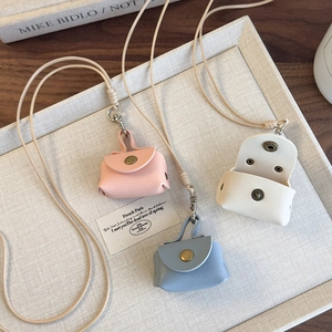 Vue détaillée de trois mini colliers porte-monnaie en cuir PU en rose, bleu et blanc pastel