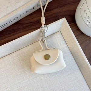 Détail de porte-monnaie en cuir PU grainé avec fermoir bronze et cordon beige