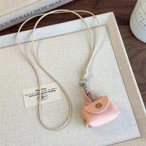 Détail d'un mini porte-monnaie collier en cuir PU rose avec bouton pression et longue lanière