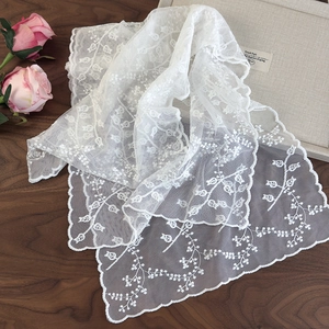 Élégante écharpe en dentelle florale blanche avec broderie et bords festonnés