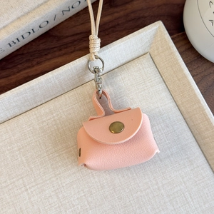 Vue détaillée du collier porte-monnaie en similicuir rose avec bouton pression doré