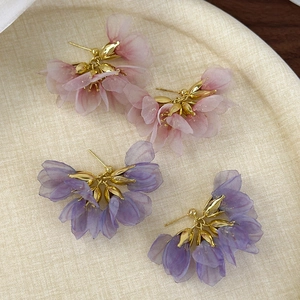 Floral mesh earrings with metal flowers in soft pink and purple for beach vacation