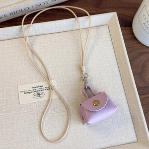 Détail d'un mini sac collier en cuir PU violet avec texture grainée et fermoir en métal doré